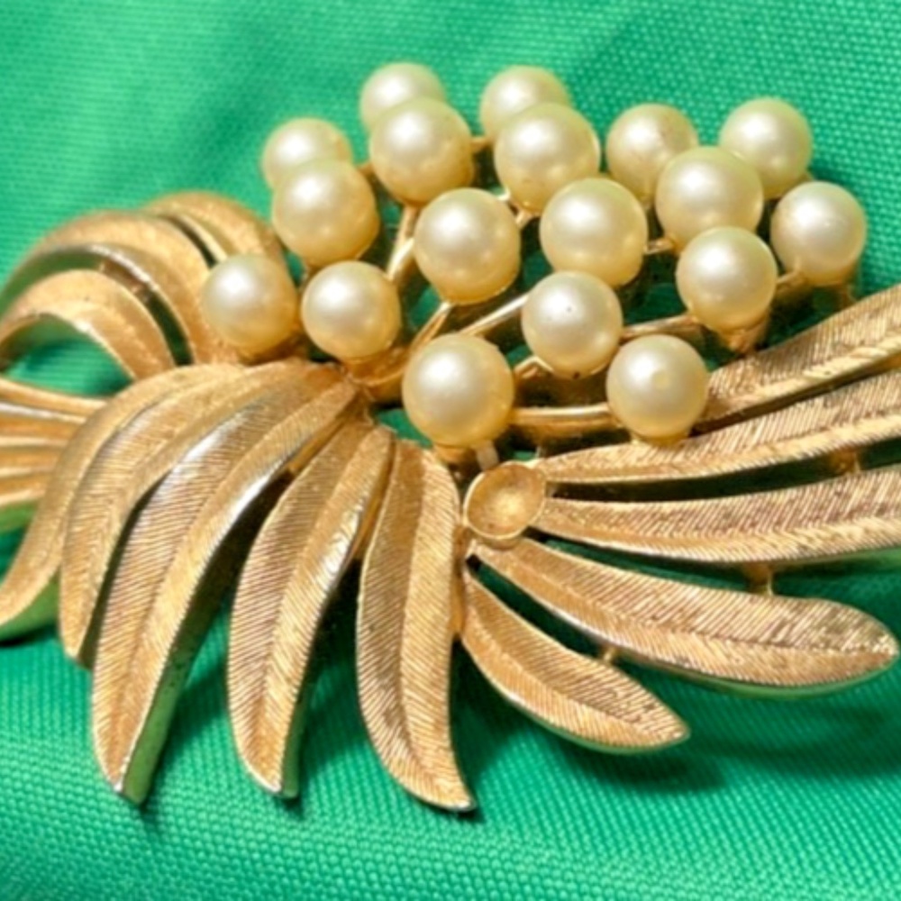 Crown Trifari Brushed Gold Tone Faux Pearl Signed Brooch #206004262086